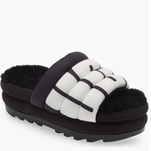 UGG Maxi Genuine Shearling
Lined Sandal